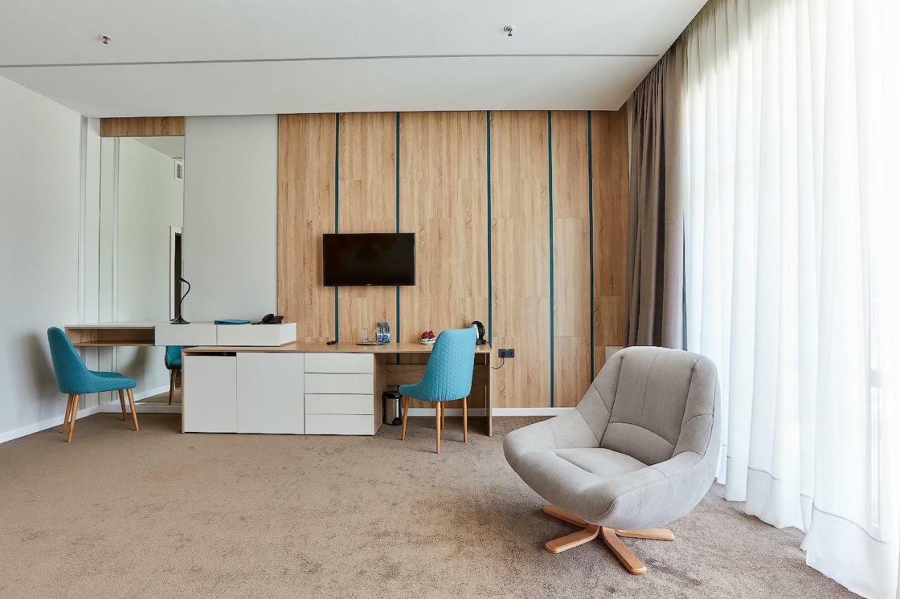 Aqua-Minsk Hotel Plus Екстериор снимка